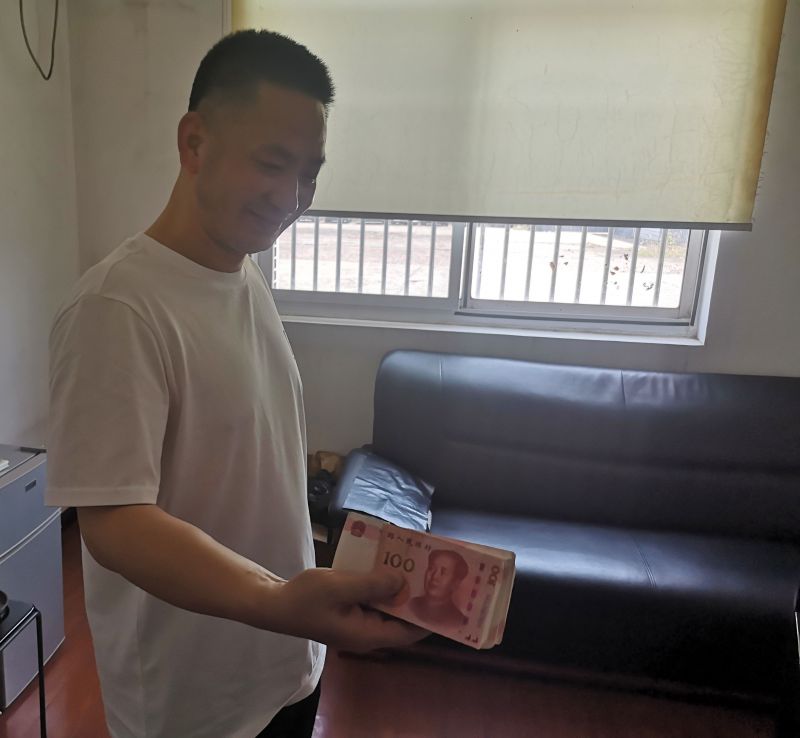點贊！拾金不昧好的哥 萬元現金物歸原主